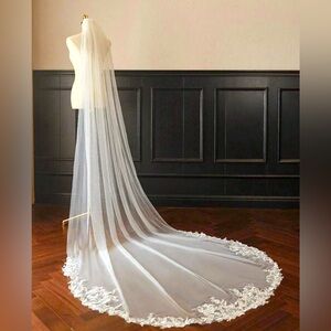 Wedding veil with floral lace edging single layer